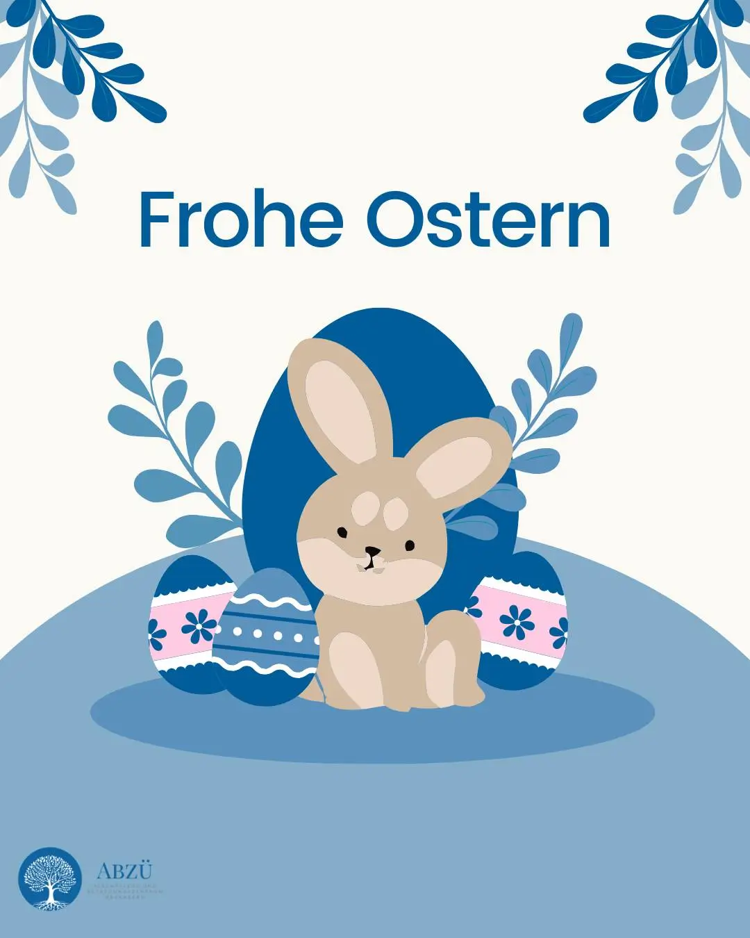 Ein sitzendes braunes Kaninchen vor einem großen blauen Osterei und zwei kleineren Ostereiern mit Mustern darunter der Text 'Frohe Ostern'