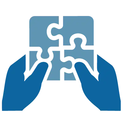 Zwei blaue Hände, die vier zusammengefügte Puzzleteile halten